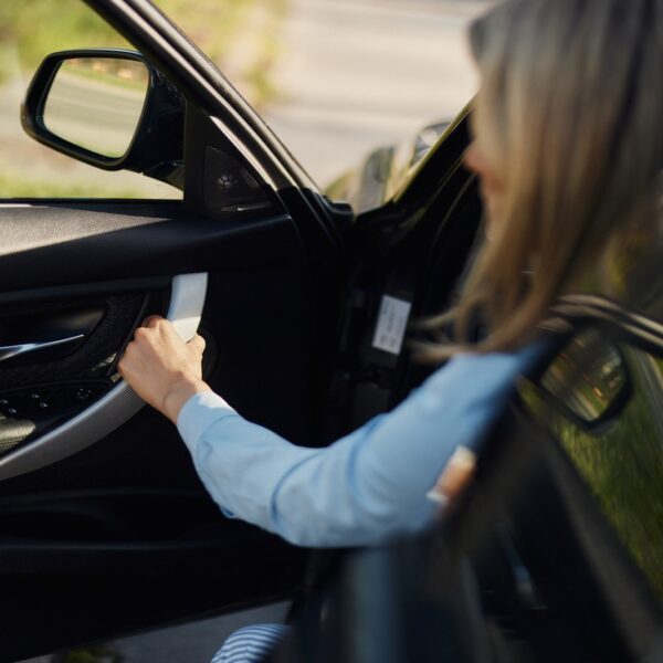 Dlaczego Kopie Mnie Prąd, Jak Dotykam Metali Po Wyjściu z Samochodu?