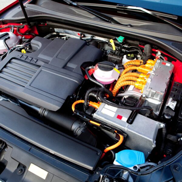 Hybrid vs. Electric: Porównanie Nowoczesnych Napędów