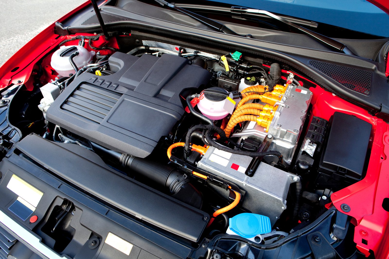 Hybrid vs. Electric: Porównanie Nowoczesnych Napędów